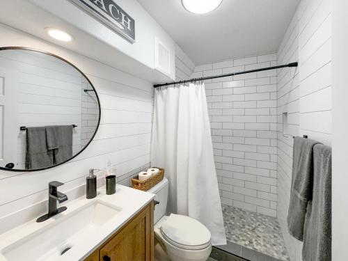 Ένα μπάνιο στο Kuhio Shores- Oceanfront, AC, Ground Floor