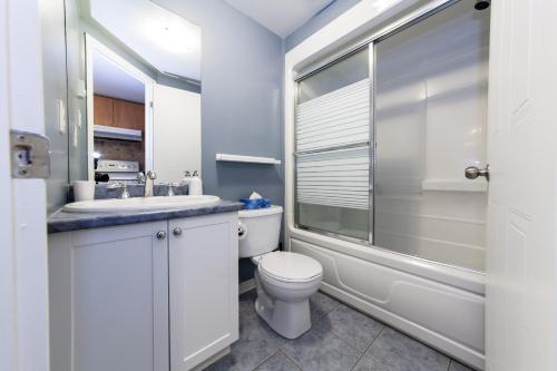 W łazience znajduje się toaleta, umywalka i prysznic. w obiekcie Le 2662 Charlemagne w Montrealu