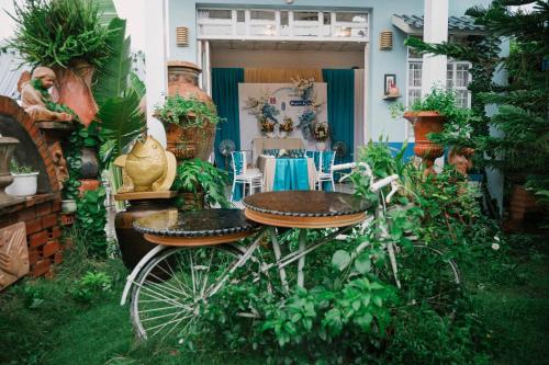a bike parked in the yard of a house at Mekong Pottery Homestay, Green-Friendly & Boat Tour in Vĩnh Long