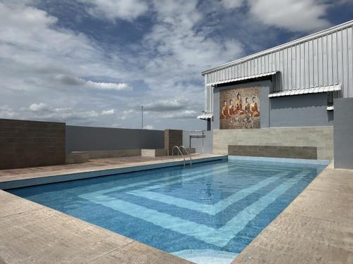 ein Schwimmbad auf dem Dach eines Gebäudes in der Unterkunft Heritage Residency By Lemongrove Hospitality in Madurai