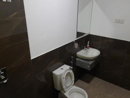 un baño con inodoro y lavabo en Rustic Villa In Kalutara South, en Kalutara North
