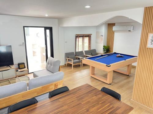 a living room with a pool table and a tv at 3 Bedroom Pool Villa, Cozy House, Wonnapha Beach, Bangsaen in Ban Bang Saen (1)