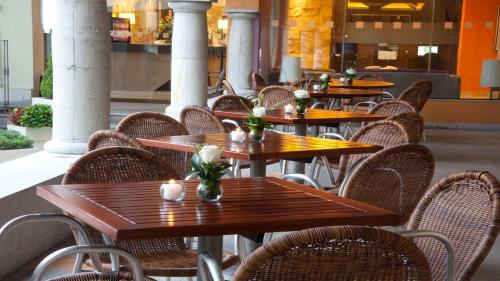 a row of tables and chairs in a restaurant at Holiday Inn Orizaba by IHG in Orizaba