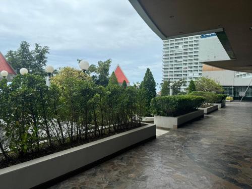 Κήπος έξω από το Jomtien Beachfront Apartment