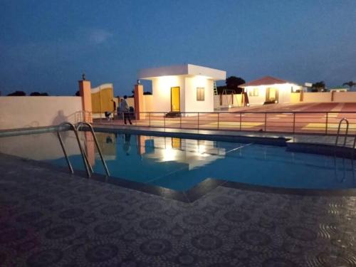 Πισίνα στο ή κοντά στο King Farmhouse with Pool, Lawn, & Gazebo, Book Now!