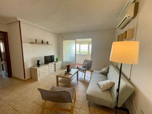 a living room with a couch and a chair at Espacioso piso en Puertollano in Puertollano