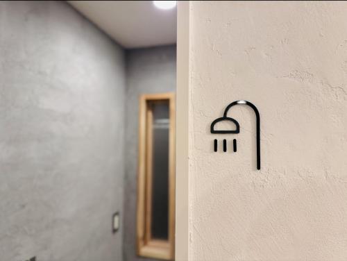 a lock on a wall in a room at ゲストハウスSLOW HOUSE okuizumo in Minarimachi