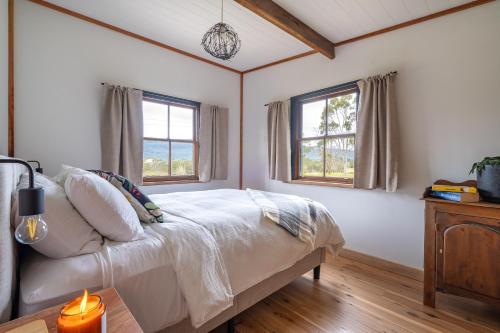 Giường trong phòng chung tại 'Casuarina' - Picturesque Kangaroo Valley Cottage