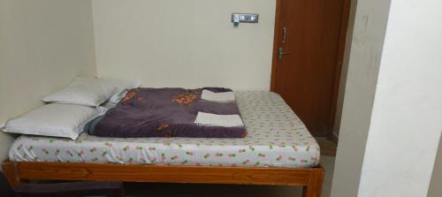 Postel nebo postele na pokoji v ubytování Bhavan Resorts