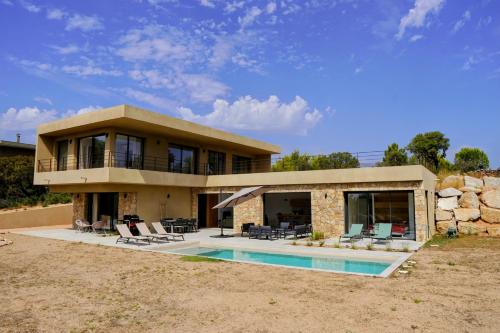 une grande maison avec une piscine devant dans l'établissement Casa Vitalba, à Zonza