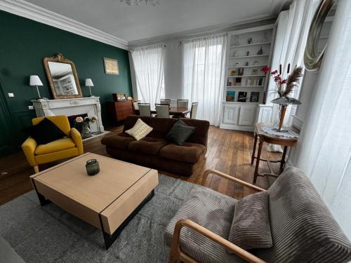 Posezení v ubytování La Villa Louana charme de l'ancien en cœur de ville