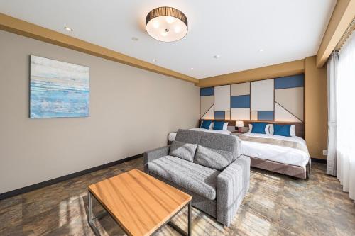 Ένα ή περισσότερα κρεβάτια σε δωμάτιο στο HOTEL SHINPOIN OSAKA