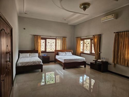 Postel nebo postele na pokoji v ubytování Nawasena homestay -jepara residence-