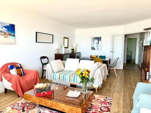 un salon avec un canapé et une table dans l'établissement Le Korrigane La Baule, au Pouliguen