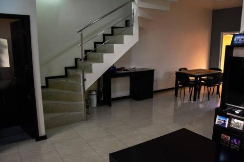 TV a/nebo společenská místnost v ubytování Serenity Apartment