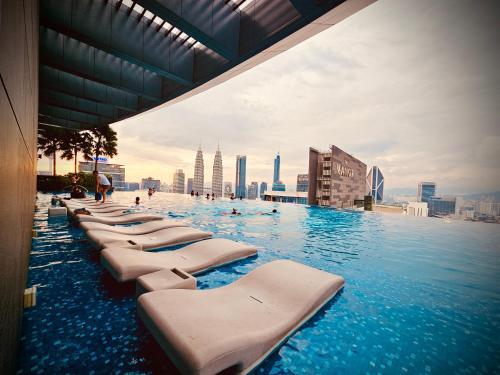 Bazén v ubytování Eaton Service Apartment at KLCC nebo v jeho okolí