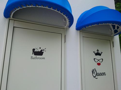 a building with a door and a sign with a crown at 栗山さん家のアロハミエント in Shirahama