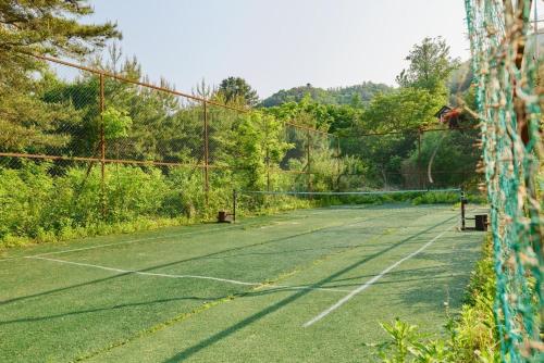 Tenis a/nebo squash v ubytování Sky Pension Gapyeong Hamyeon nebo okolí