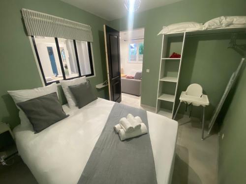 une chambre avec un lit avec deux serviettes dessus dans l'établissement Maison Parking-10 min Aéroport, à Orly