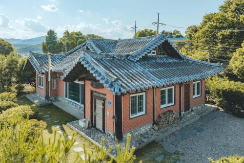 a model of a house with a roof at Chuncheon Viandante Dokchaehanok in Chunggan-mal