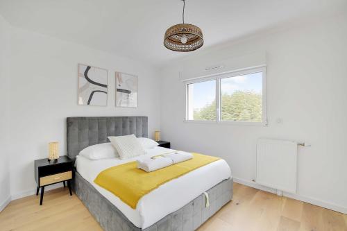 une chambre avec un grand lit et une fenêtre dans l'établissement Chic Duplex with Rooftop -3BD-6P- Nogent-sur-Marne, à Nogent-sur-Marne