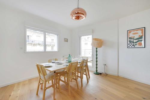 une salle à manger avec une table et des chaises dans l'établissement Chic Duplex with Rooftop -3BD-6P- Nogent-sur-Marne, à Nogent-sur-Marne