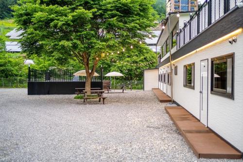 Ein Garten an der Unterkunft Gapyeong No 9 Number Nine Pension