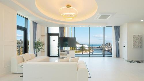 Posezení v ubytování Gangneung Beach Hill Pension