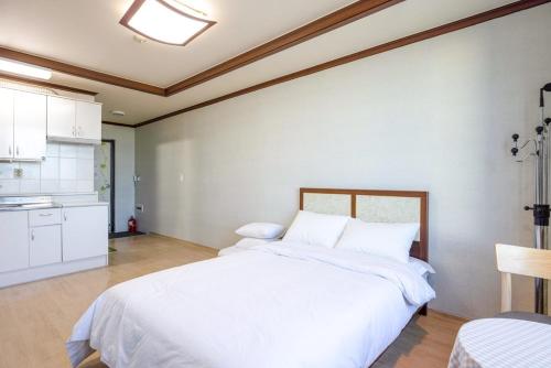 Postel nebo postele na pokoji v ubytování Yangyang Hajodae Condotel