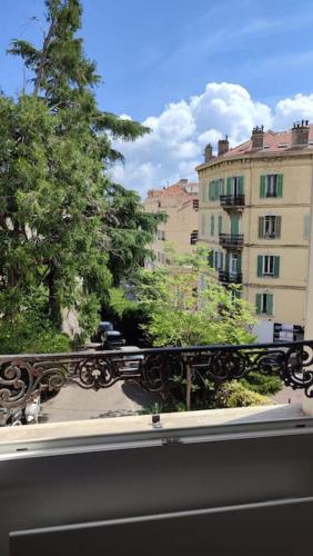 Studio rénové, vue dégagée et arborée, 700m plage