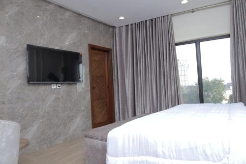 Jhang SadrにあるLDS Mall Luxurious Penthouse - Jhangのベッドと薄型テレビのある寝室