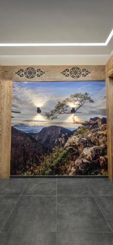 a room with a large painting on the wall at Porębiańska Osada Resort & Spa in Szlembark