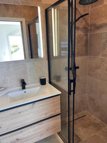 une salle de bain avec un lavabo et une douche dans l'établissement De la mer aux citronniers, à Èze