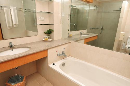 Vannituba majutusasutuses Grande Hotel Lampung Powered by Archipelago
