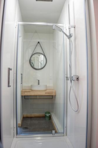 une salle de bain avec une douche avec un lavabo et un miroir dans l'établissement La Canopée, à La Roche-sur-Yon
