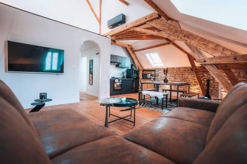 un salon avec un canapé et une table dans l'établissement L'Évasion - Authentique & Chill - Premium, à Châteauroux