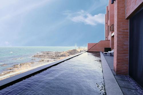 a view of the ocean from a building at Pohang Case Poolvilla in Hajŏng-ni