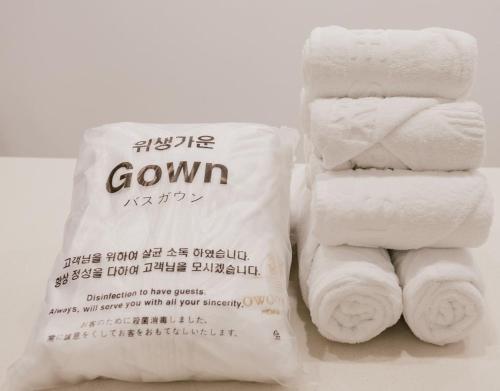 a pile of towels sitting next to a bag of towels at Pohang Case Poolvilla in Hajŏng-ni