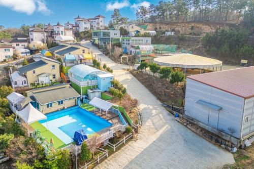 an aerial view of a house with a swimming pool at Taean Anmyeondo Badabi Pension in Kwik-kol