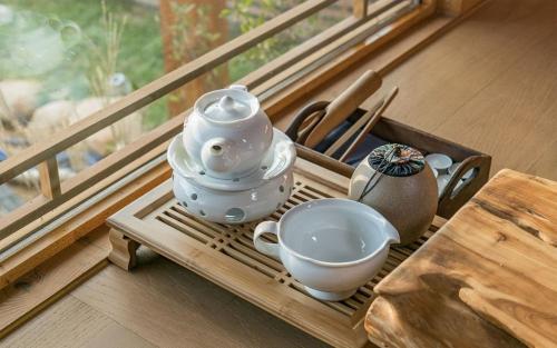 Příslušenství pro přípravu čaje a kávy v ubytování Gyeongju Gamseong Hanok Susu