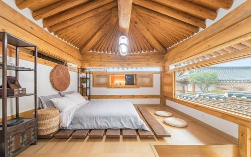Postel nebo postele na pokoji v ubytování Gyeongju Gamseong Hanok Susu