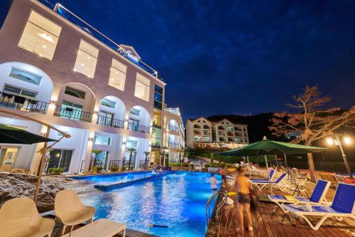 a swimming pool in a hotel at night at Ilmare Byeonsan Resort in Buan