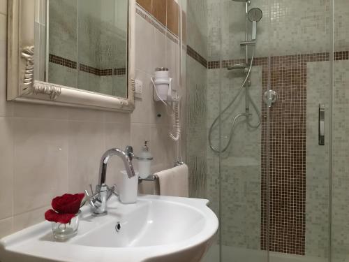 Un baño con lavabo blanco y ducha. en Casa Boss Oblivium, en Florencia