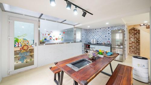 Kuchyň nebo kuchyňský kout v ubytování Irang Kids Pool Villa