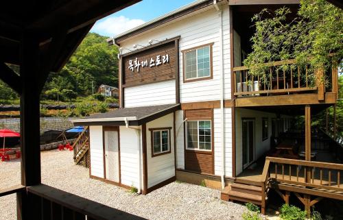 a view of a building with a balcony at Cheongju Okhwadaestory Pension in Cheongju