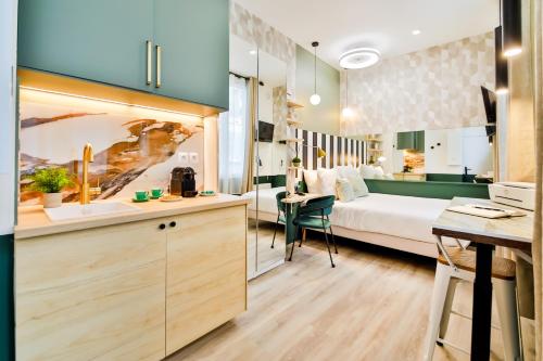 Il comprend une cuisine et une chambre avec un lit et un bureau. dans l'établissement WS Louvre - Casanova, à Paris