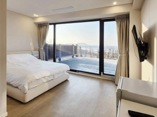 Postel nebo postele na pokoji v ubytování Ganghwa Do N Do Stay