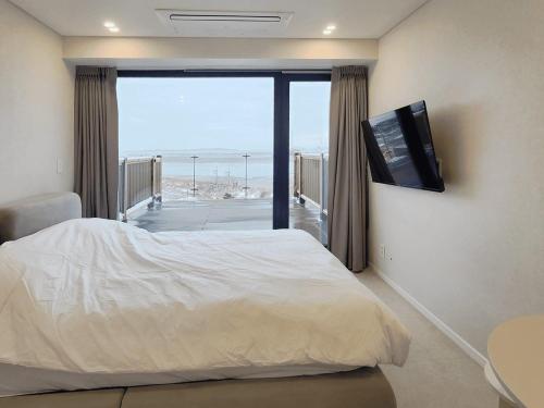 Postel nebo postele na pokoji v ubytování Ganghwa Do N Do Stay