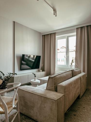 a living room with a couch and a tv at Apartament Lipowa Centrum in Białystok