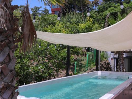 Bazén v ubytování Jeju Sky Castle Pool Villa nebo v jeho okolí